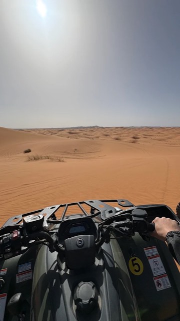 Vista sopra il manubrio del quad verso il deserto aperto vicino a Merzouga