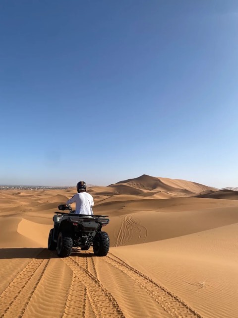 Quadfahrer auf dem Weg zu den höchsten Dünen des Erg Chebbi