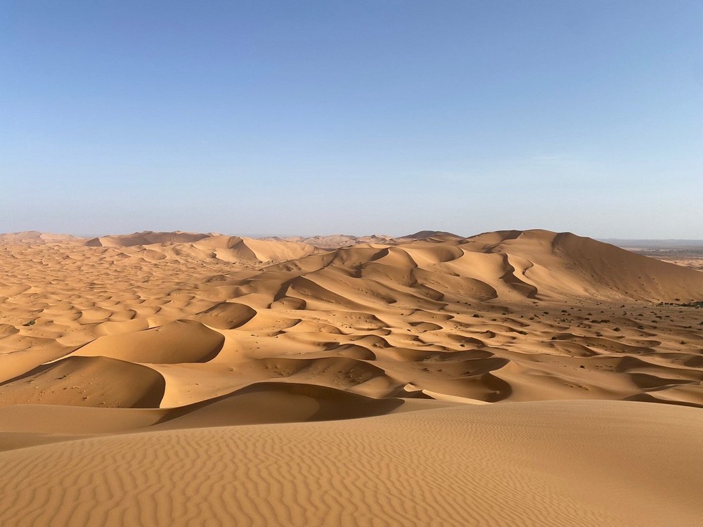 Mare di dune arancioni dell’Erg Chebbi che si estende fino all’orizzonte
